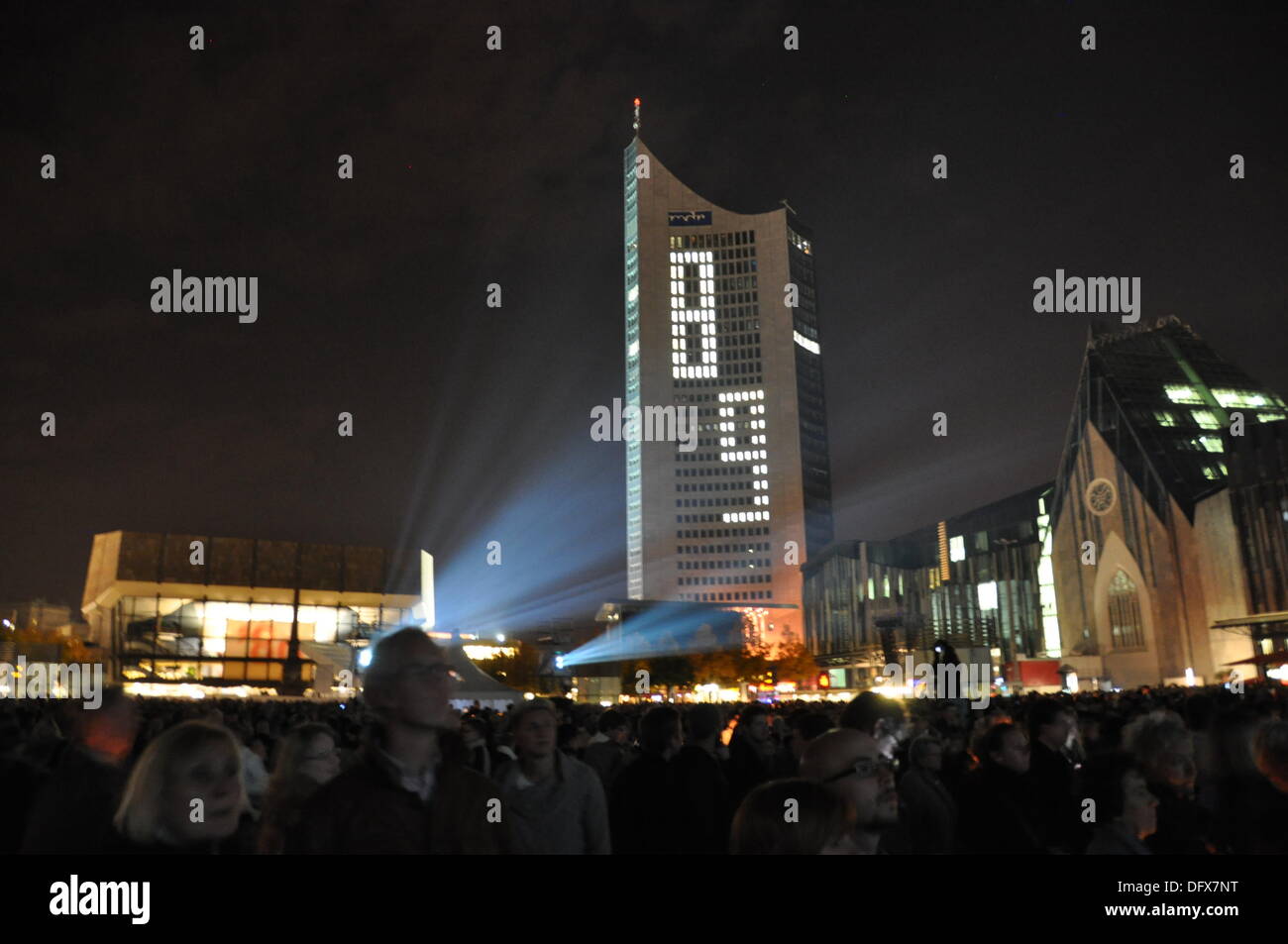 Leipzig, Deutschland. 9. Oktober 2013. Menschen sind während des Festival of Lights in Leipzig, Deutschland, 9. Oktober 2013 sehen. Das Festival of Lights in Leipzig seit 2009 am Tag auf, die vor 20 Jahren stattgefunden hat, fand eine große Demonstration gegen die Situation in der DDR. In diesem Jahr konzentriert das Festival sich auf die 1968-Prager Frühling Reform kommunistische Bewegung und 1989, als Tausende von ostdeutschen für Freiheit durch die westdeutsche Botschaft in Prag dargelegt. Bildnachweis: Filip Nerad/CTK Foto/Alamy Live-Nachrichten Stockfoto