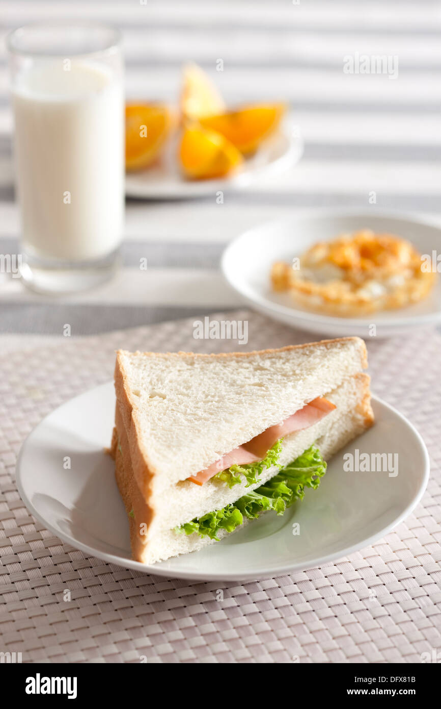 Sandwich und Milch Stockfoto