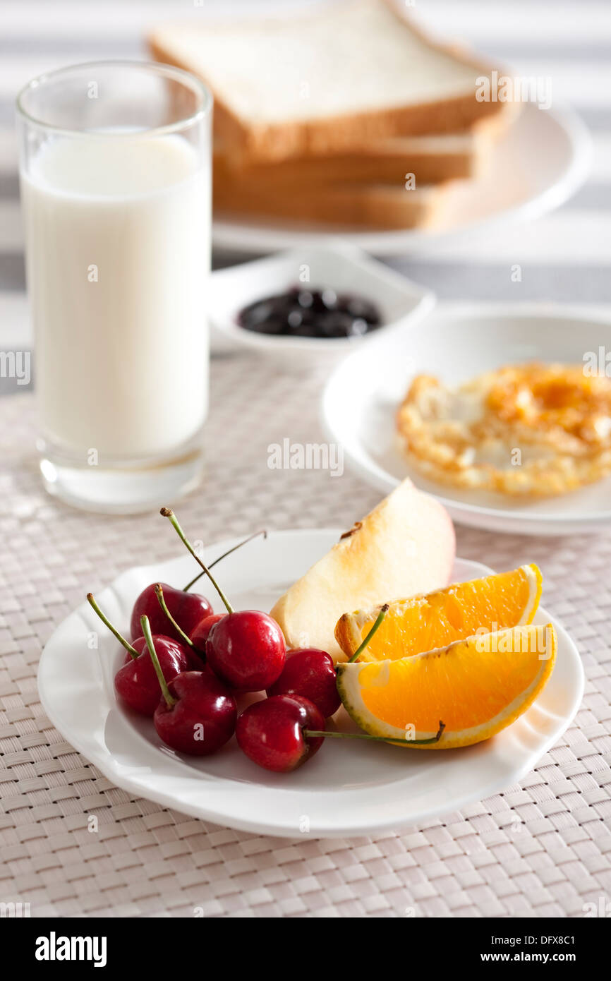 Obst mit Milch und Brot Stockfoto