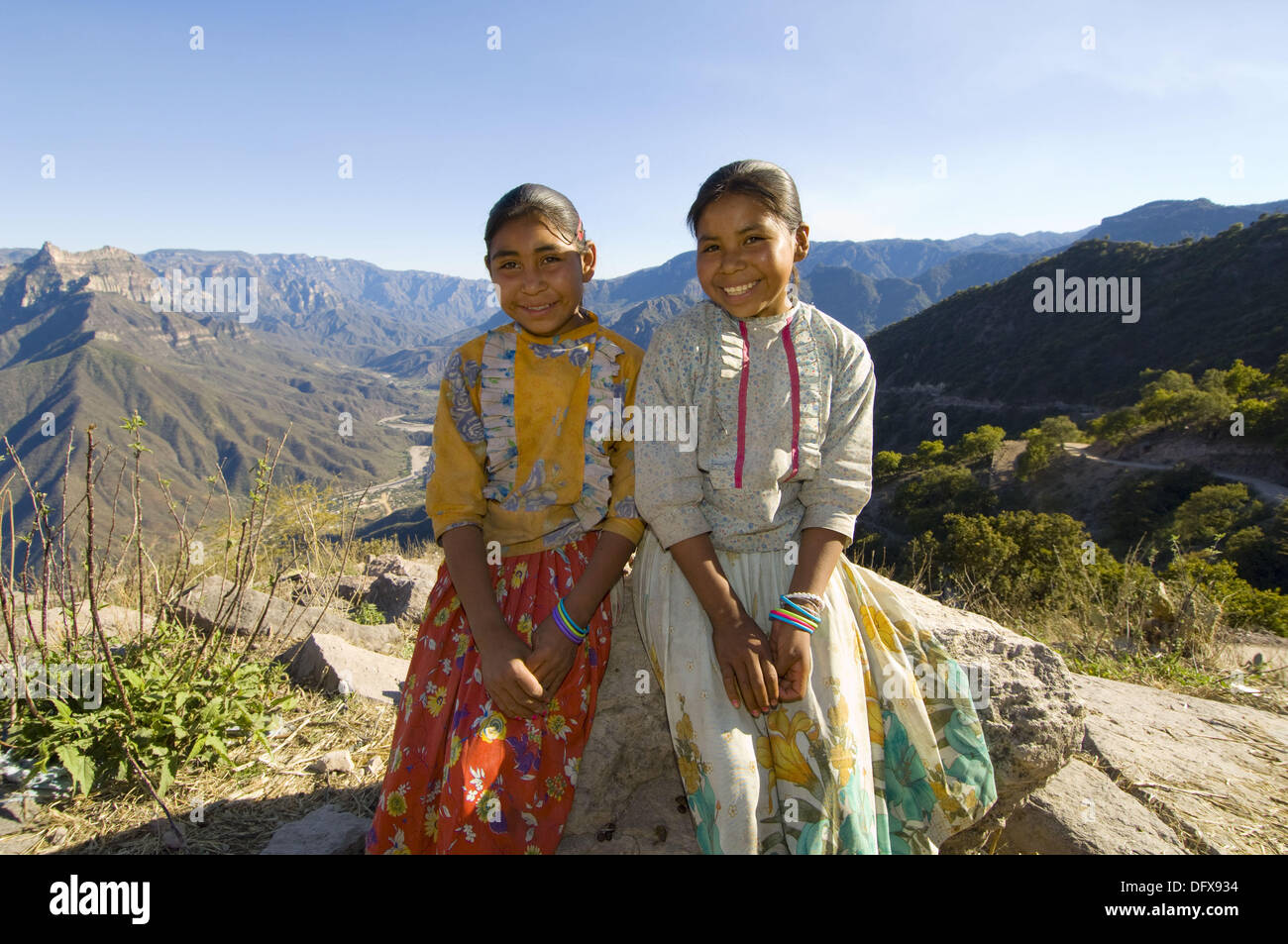 Tarahumara Indische Schwestern Urique Canyon Den Tiefsten Canyon Der Sierra Tarahumara 6 0 Fussen Gehort Zu Den Sechs Verschiedene Stockfotografie Alamy