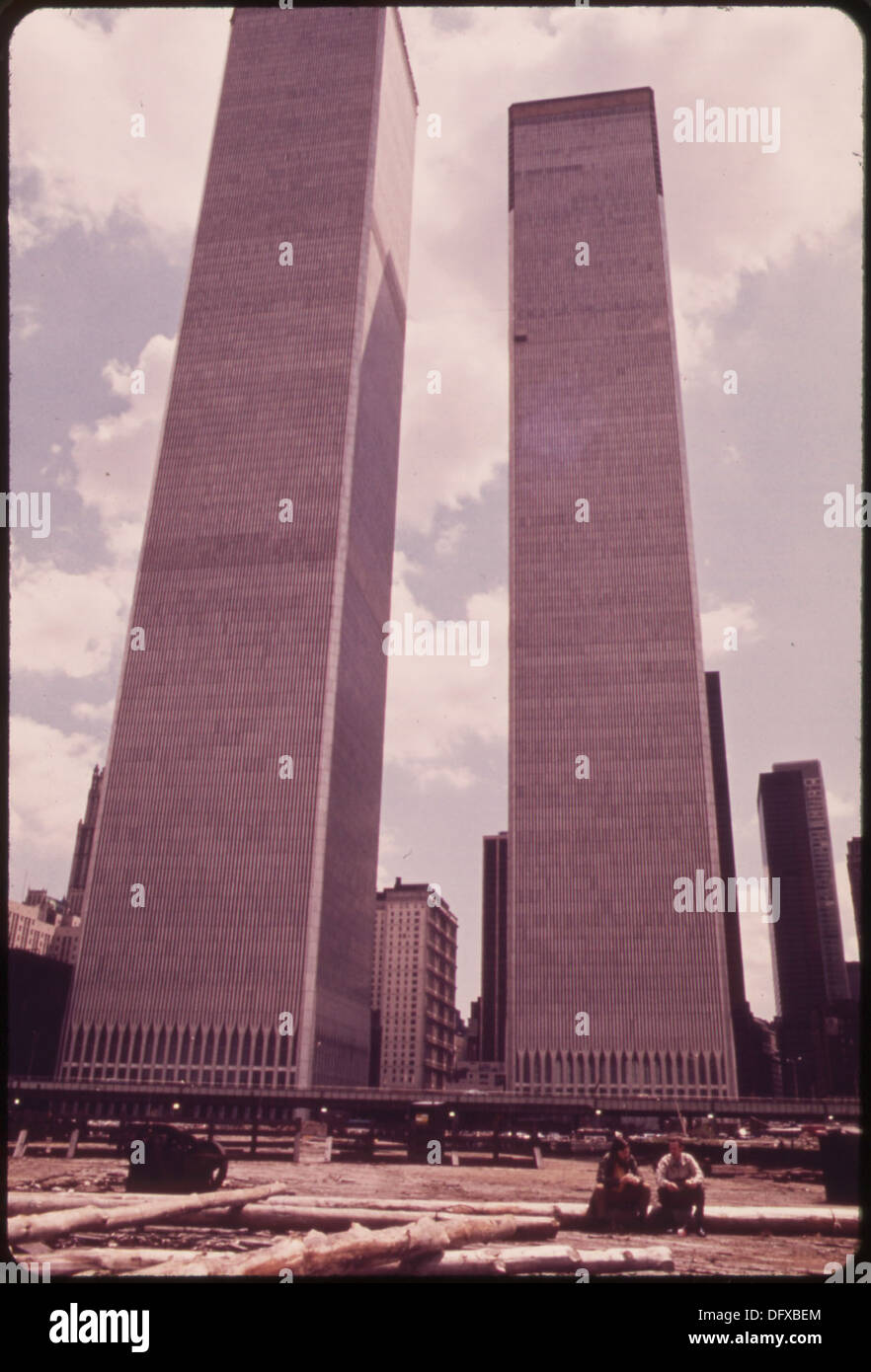 Die Türme des World Trade Center in Lower Manhattan, von der West Street aus gesehen, stellen einen ikonischen Teil der Skyline von New York City dar, bevor sie bei den Angriffen vom 11. September zerstört wurden. Stockfoto