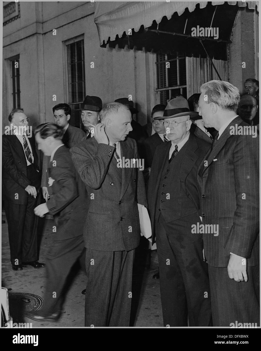 Ein Foto, das unbekannte Personen zeigt, die sich nach dem Tod von Präsident Franklin D. Roosevelt 1945 vor dem Weißen Haus versammelten. Das Bild fängt den düsteren Moment ein, nachdem die Führung des Landes verschoben wurde. Das Weiße Haus als Residenz des US-Präsidenten steht als Symbol für politischen Wandel. Stockfoto