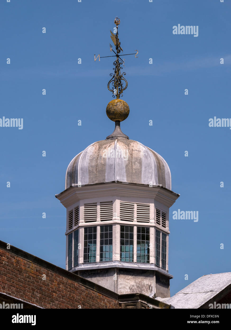 Achteckige Kuppel mit verbleitem Kuppeldach und kunstvollen Wetterfahne, Calke Abtei Stallungen, Ticknall, Derbyshire, England, UK Stockfoto