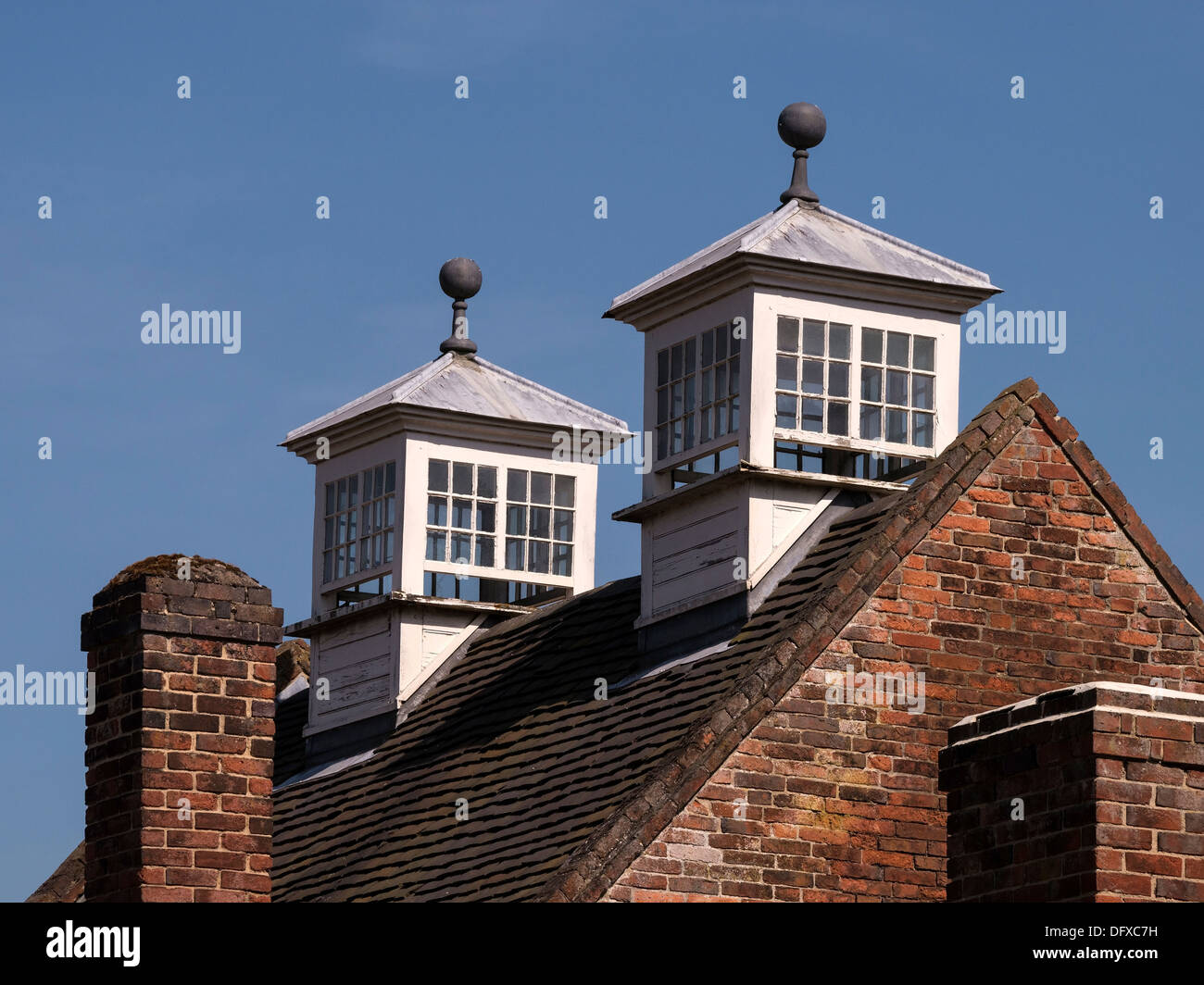 Zwei alte rechteckige verzierten verglaste Taubenschläge oben rot gefliest Schrägdach, Calke Abbey, Ticknall, Derbyshire, England, UK Stockfoto