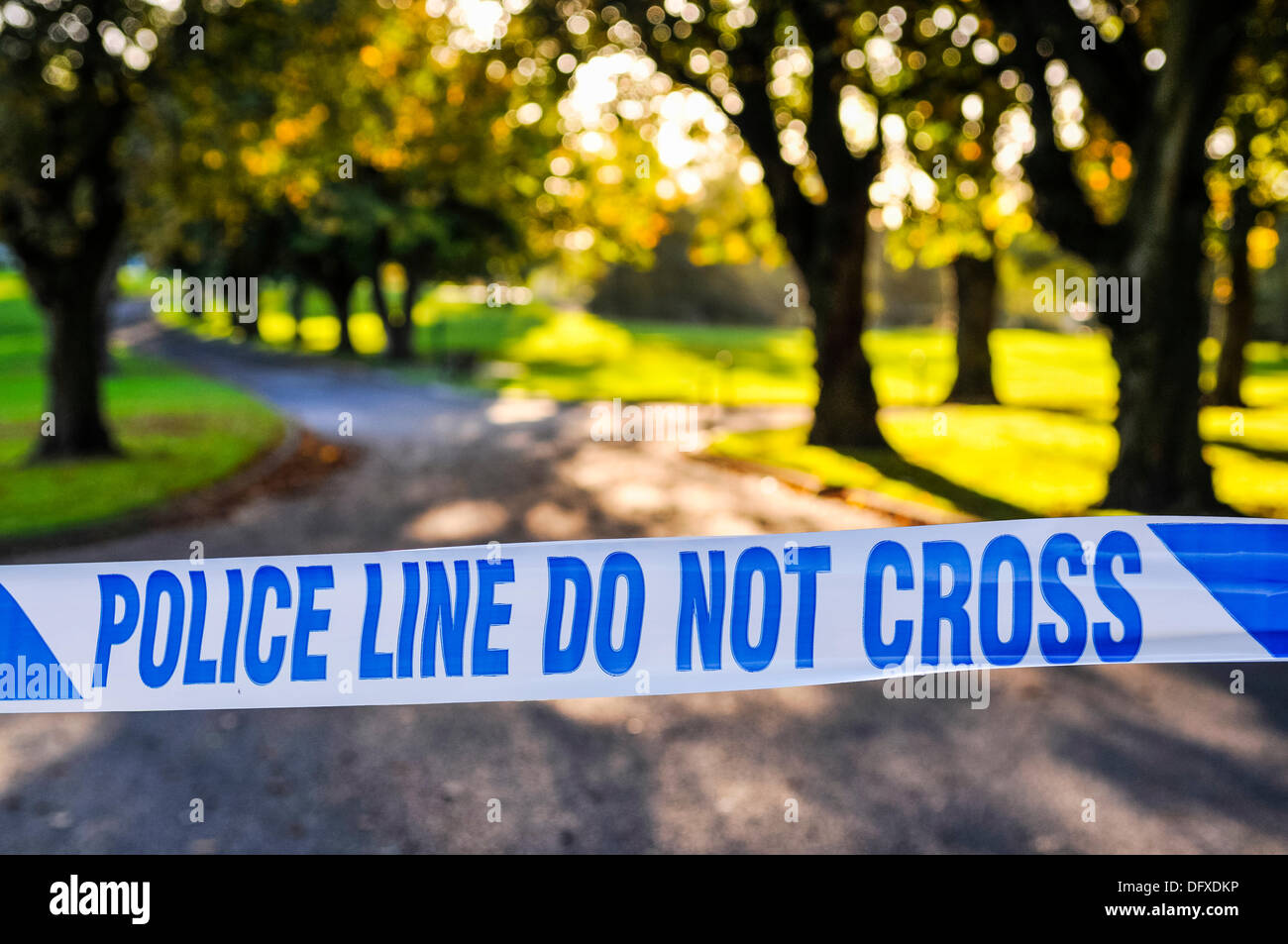 Polizei-Band erstreckte sich über dem Eingang zu einem Park nach einem Mord Stockfoto