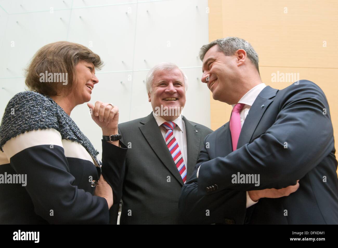 München, Deutschland. 10. Oktober 2013. Premier of Bavaria Horst Seehofer (C) Gespräche mit Ministern Ilse Aigner (Wirtschaft, L) und Markus Soeder (Finanzen und Heimat, R) vor dem Start der Eidesleistung Zeremonie des Kabinetts auf dem Boden des Bayerischen Landtags in München, Deutschland, 10. Oktober 2013. Foto: PETER KNEFFEL/Dpa/Alamy Live News Stockfoto