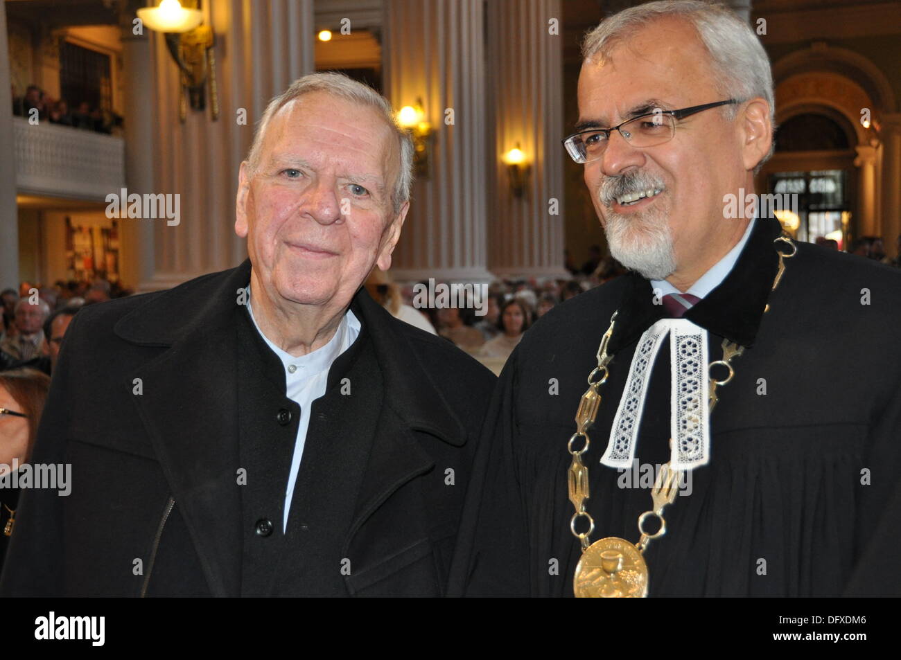 Tschechischer Schriftsteller und ehemaliger Politiker Milan Uhde (links) hielt eine Rede über Demokratie im Rahmen des Festival of Lights in Leipzig, Deutschland, 9. Oktober 2013. Im Bild rechts evangelische Priester Joel Ruml. Das Festival of Lights in Leipzig seit 2009 am Tag auf, die vor 20 Jahren stattgefunden hat, fand eine große Demonstration gegen die Situation in der DDR. In diesem Jahr konzentriert das Festival sich auf die 1968-Prager Frühling Reform kommunistische Bewegung und 1989, als Tausende von ostdeutschen für Freiheit durch die westdeutsche Botschaft in Prag dargelegt. (Foto/Filip Nerad CTK) Stockfoto