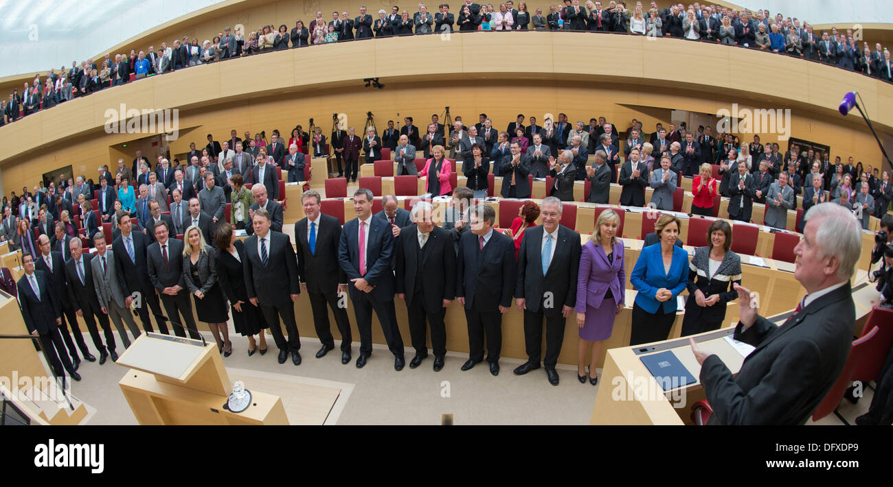 Premier of Bavaria Horst Seehofer (R) steht neben seinem neuen Mitglieder des Kabinetts, Franz Josef Pschierer (L-R), Albert Fueracker, Johannes Hintersberger, Bernd Sibler, Georg Eisenreich, Gerhard Eck, Melanie Huml (Gesundheit), Emilia Müller (Soziales), Helmut Brunner (Landwirtschaft), Marcel Huber (Umwelt), Markus Soeder (Finanzen und Heimat), Ludwig Spaenle (Kultur und Wissenschaft), Winfried Bausback (Gerechtigkeit), Joachim Herrmann (innen), Beate Merk (Europa), Christine Haderthauer (Kanzlei Koch) und Ilse Aigner (Economy) während der Eidesleistung Zeremonie des Kabinetts auf dem Boden der Bavar Stockfoto