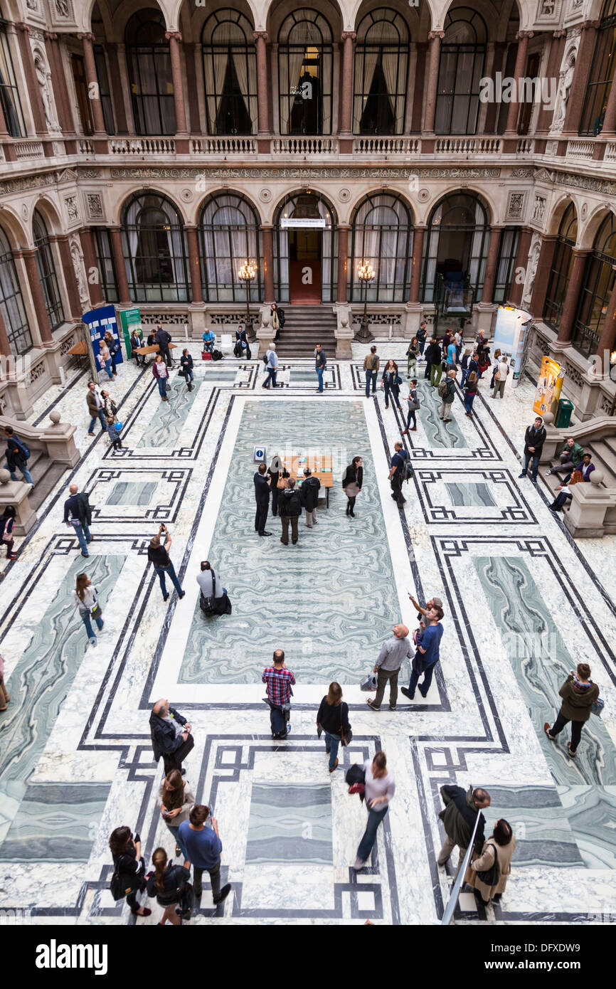 Besucher zu Fuß um den Durbar Court entworfen von Matthew Digby Wyatt innerhalb der auswärtige und Commonwealth-Amt, Whitehall. Stockfoto