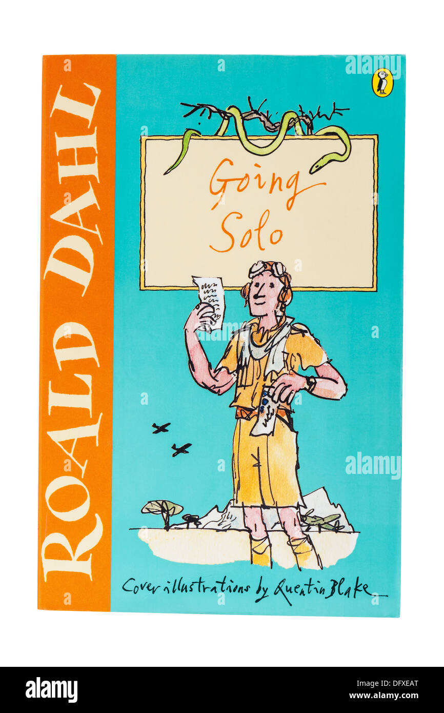 Ein Kinderbuch von Roald Dahl genannt Going Solo auf weißem Hintergrund Stockfoto