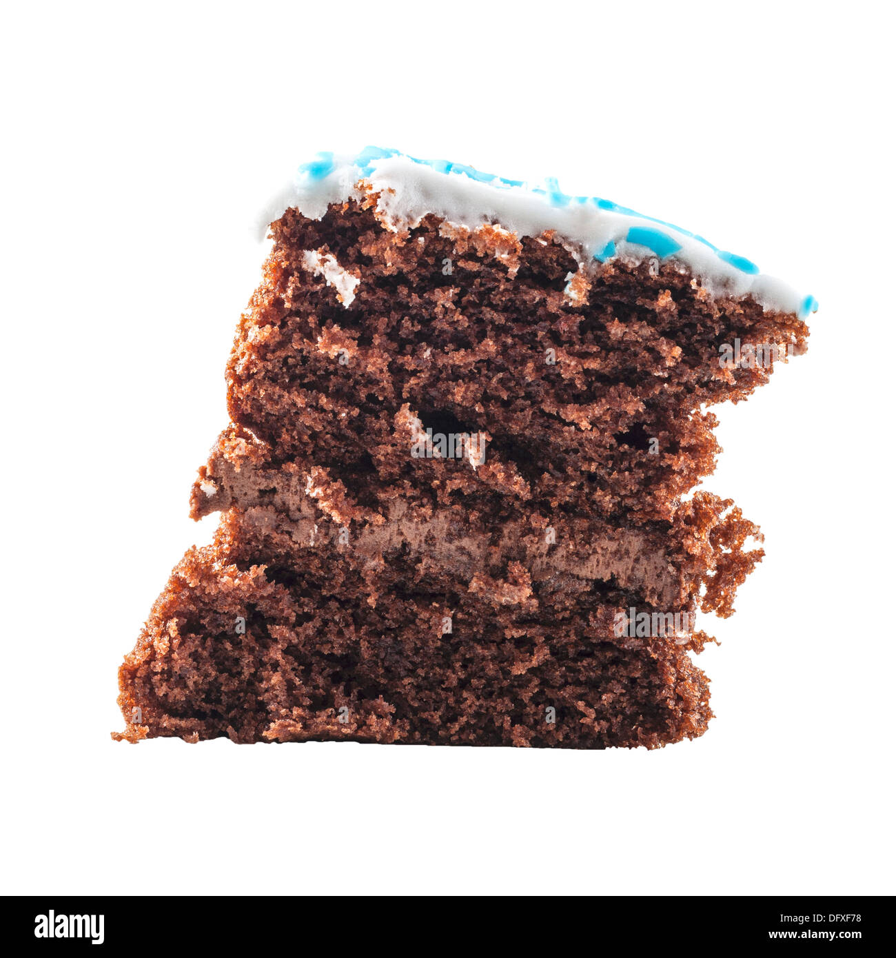Ein Stück hausgemachten Schokoladenkuchen auf weißem Hintergrund Stockfoto