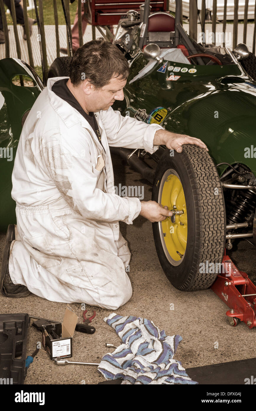 Mechaniker bei der Arbeit einen Radwechsel im Fahrerlager des 2013 Goodwood Revival, Sussex, UK. Stockfoto