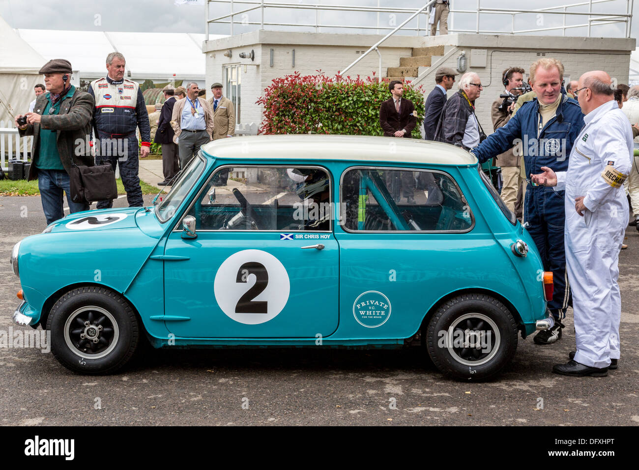 Andrew Ruhan kommt im Fahrerlager Holding in seinem 1964 Austin Mini Cooper S. 2013 Goodwood Festival of Speed, Sussex, UK. Stockfoto