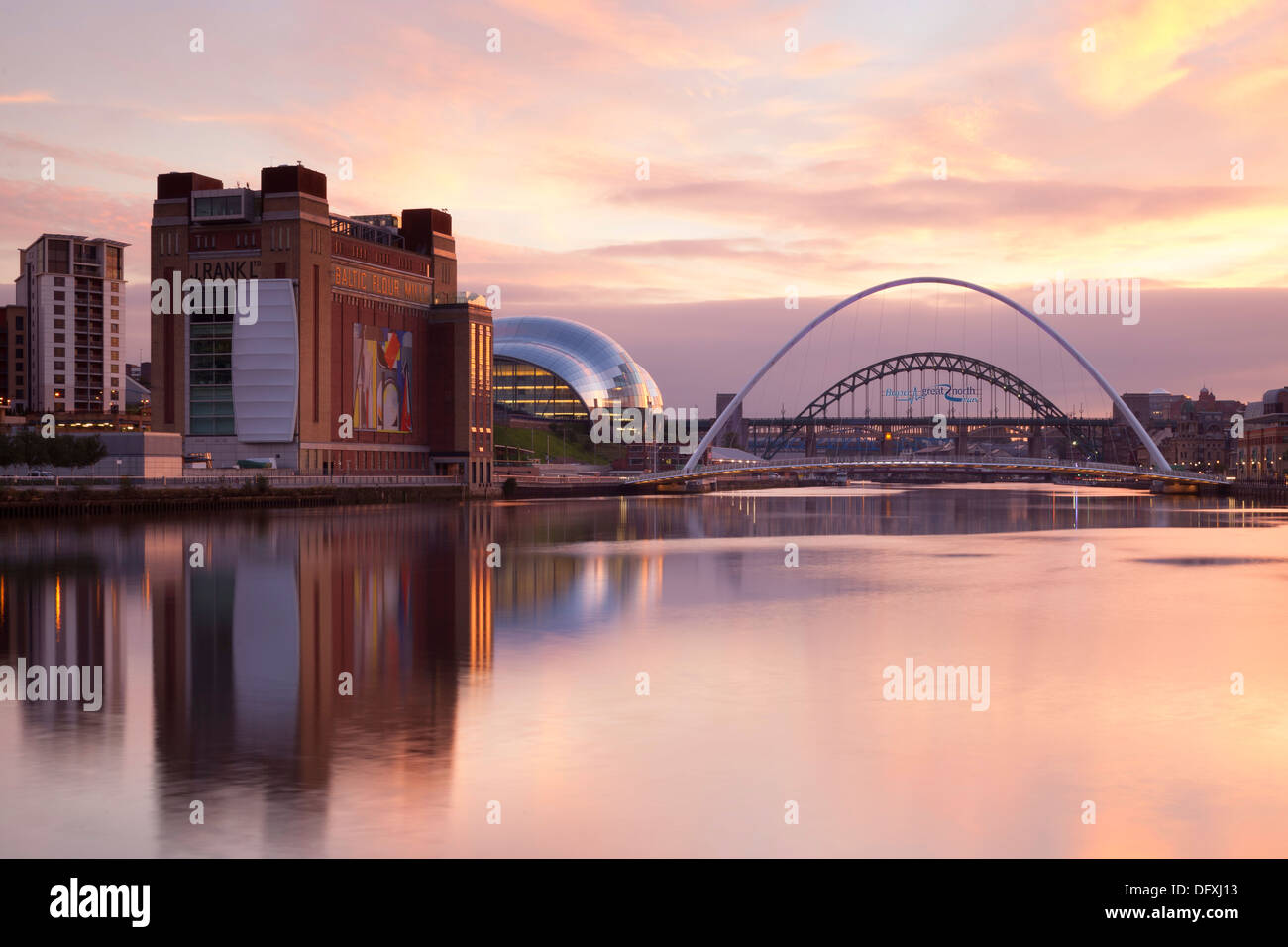 Newcastle und Gateshead Kai in der Dämmerung, zeigt der Millennium Bridge, Sage Gateshead und Ostsee Stockfoto
