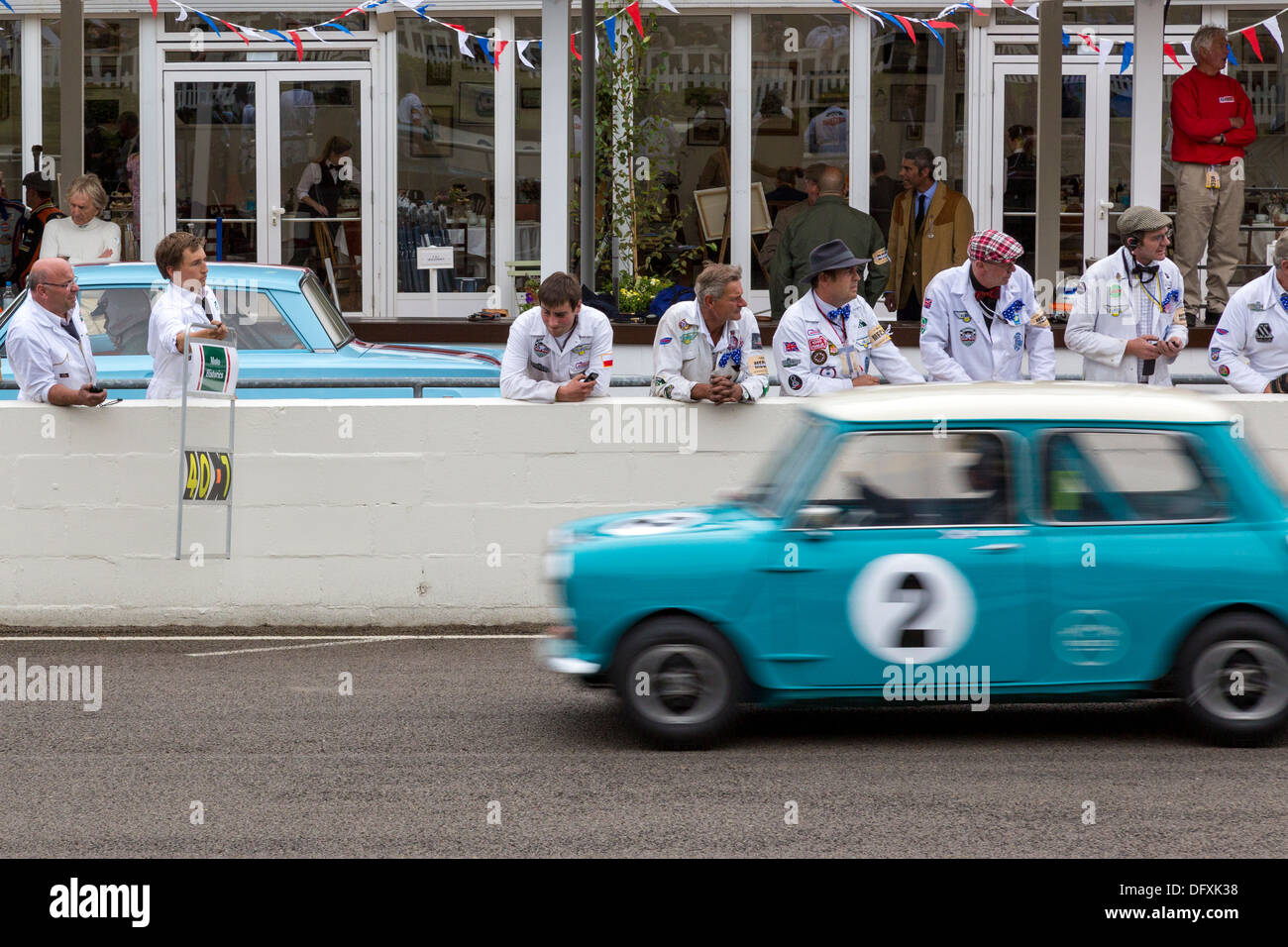 1964 Austin Mini Cooper S übergibt die Gruben bei 2013 Goodwood Revival, Sussex, UK. Str. Marys Trophy Rennen. Stockfoto