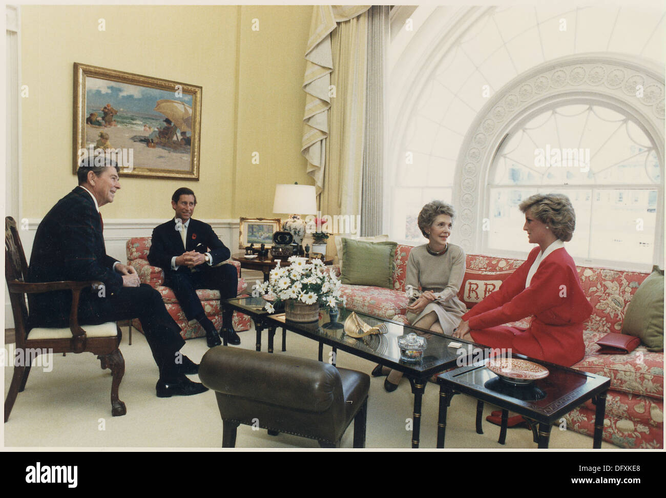 Ein Foto aus dem Jahr 1985 zeigt Präsident Ronald Reagan und First Lady Nancy Reagan, die Prinz Charles und Prinzessin Diana zum Tee im Weißen Haus bewirten, ein bemerkenswerter diplomatischer Besuch während ihrer US-Tour. Stockfoto