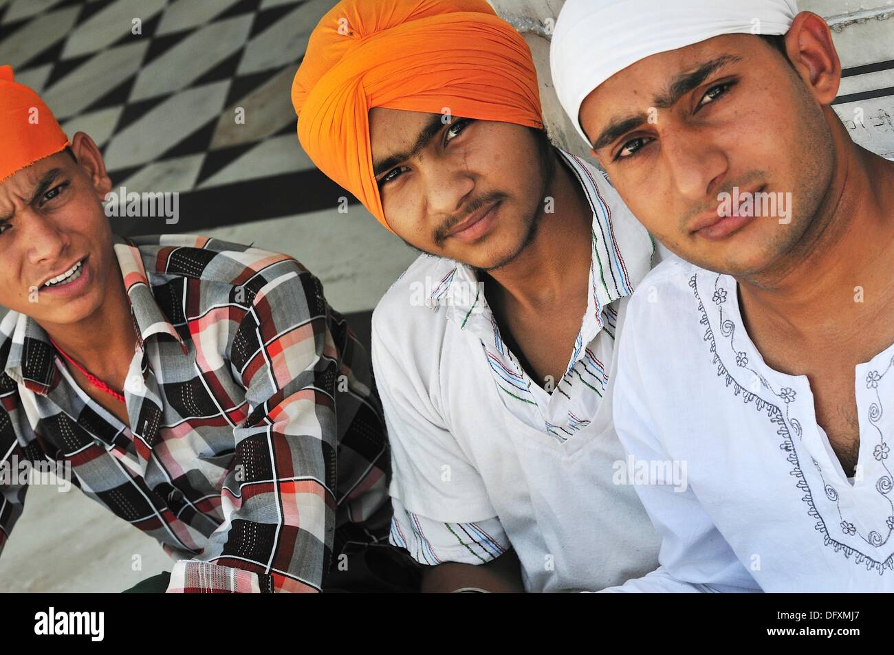 Young Sikh Manner Sitzen Im Schatten Der Goldentemple Komplex Amritsar Punjab Indien Stockfotografie Alamy