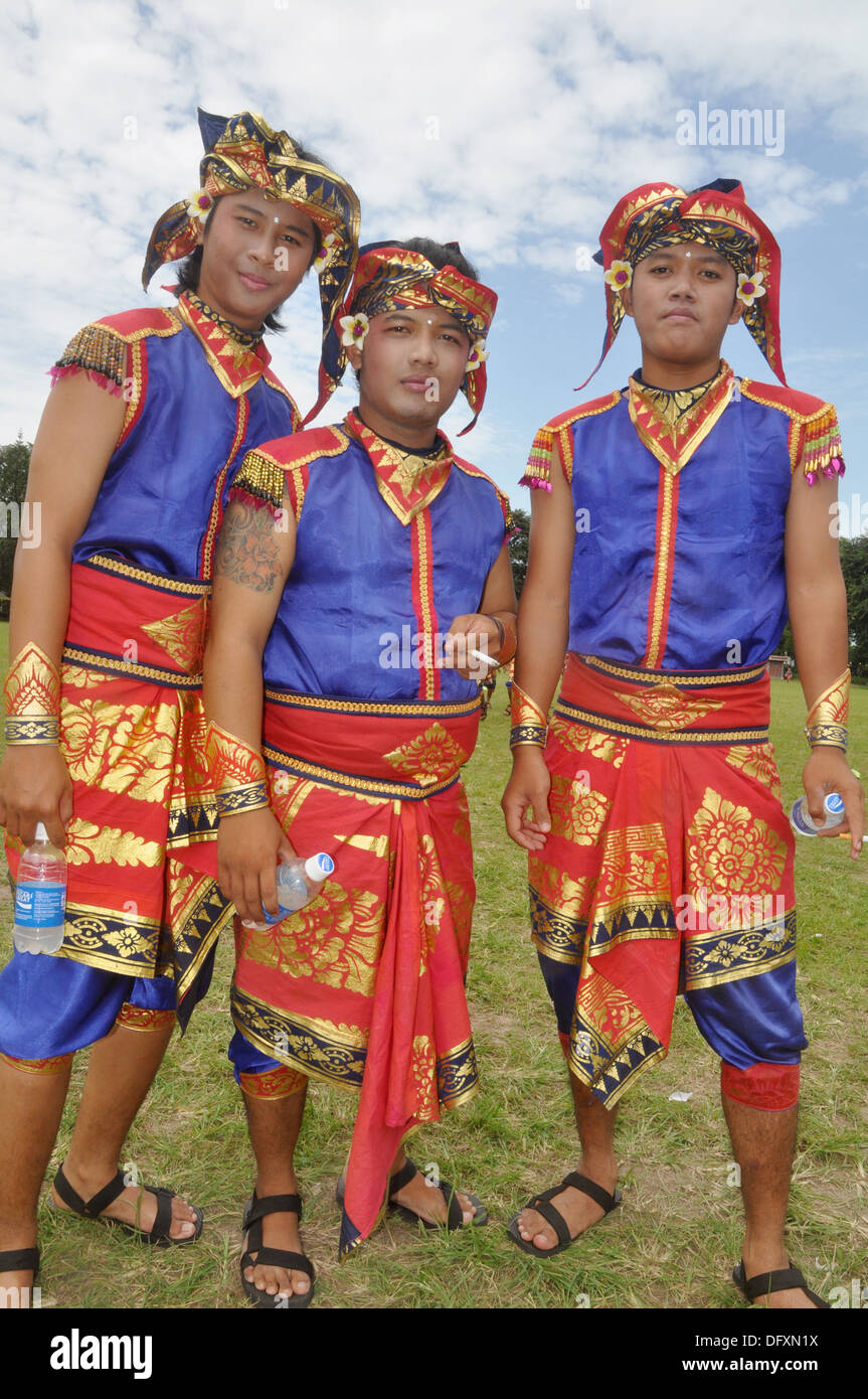 Denpasar (Bali, Indonesien): Männer in traditioneller Kleidung bei der Bali  Arts Festival-Eröffnung Stockfotografie - Alamy