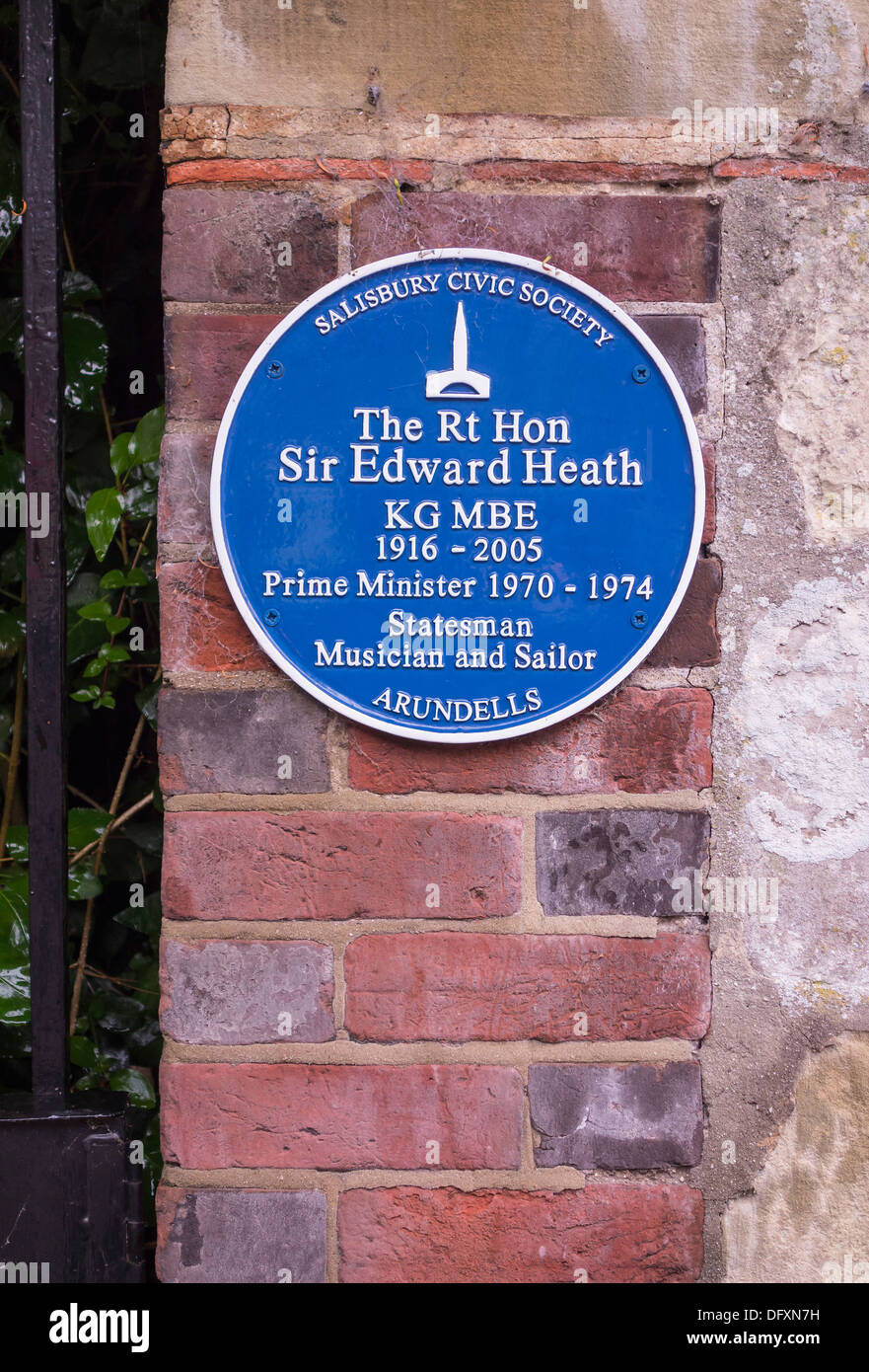 Arundells, blaue Plakette auf Eingang Wand, wo Sir Edward Heath in Salisbury, Wiltshire, England, UK gelebt. Europa Stockfoto