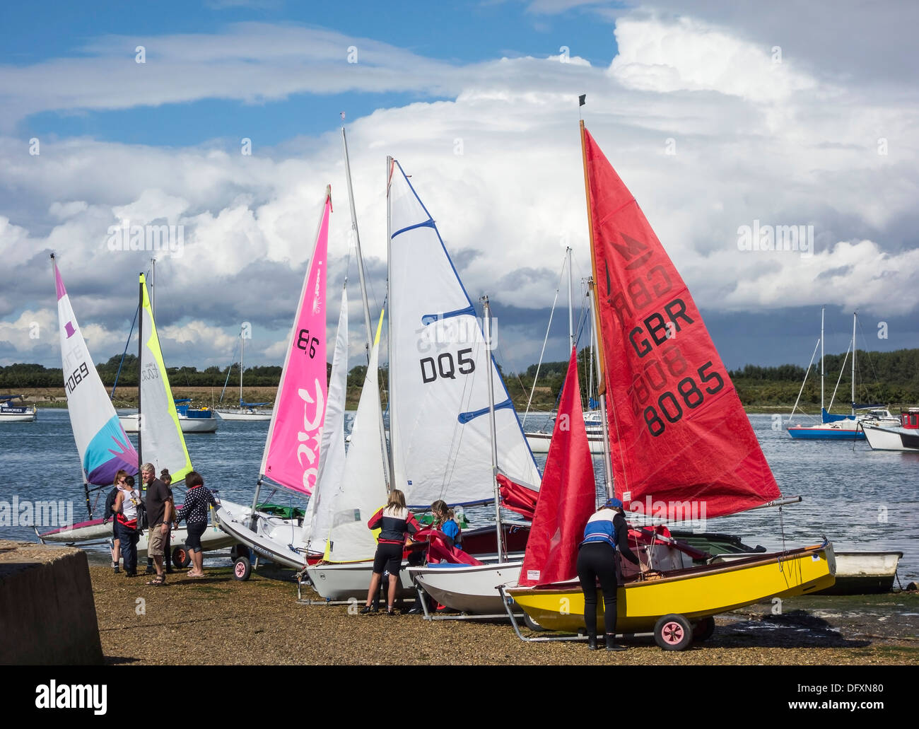 Chichester Harbour, Menschen bereiten ihre Boote von Dell Quay, West Sussex, England, UK zu segeln. Europa Stockfoto