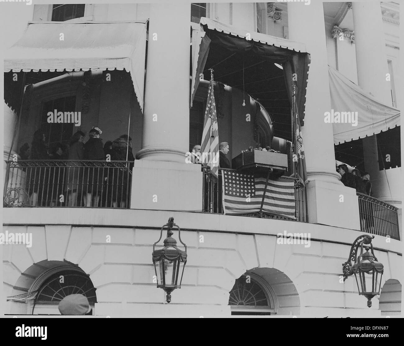 Foto des Vizepräsidenten Henry Wallace zeugen die Vereidigung von Truman als Nachfolger (Truman... 199055 Stockfoto