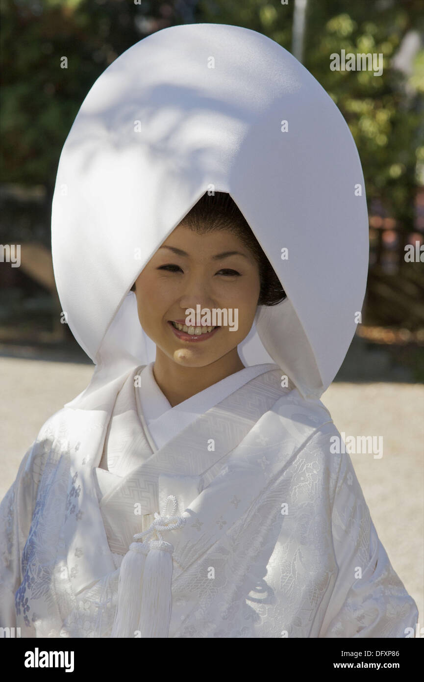 Eine japanische Braut Lächeln während des Tragens ein weißes Hochzeitskleid  Kimono und ein Ei geformte weiße Hochzeit Hut in Kanazawa City  Stockfotografie - Alamy