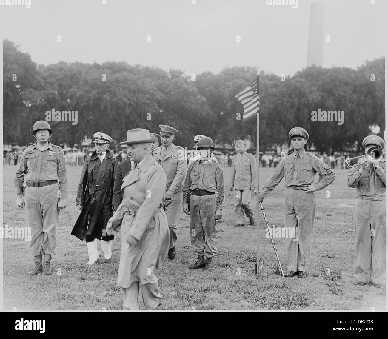 Ein Foto von Präsident Harry S. Truman mit Würdenträgern, die das japanisch-amerikanische 442. Regimentskampfteam, eine bedeutende Einheit während des Zweiten Weltkriegs, repräsentieren Stockfoto