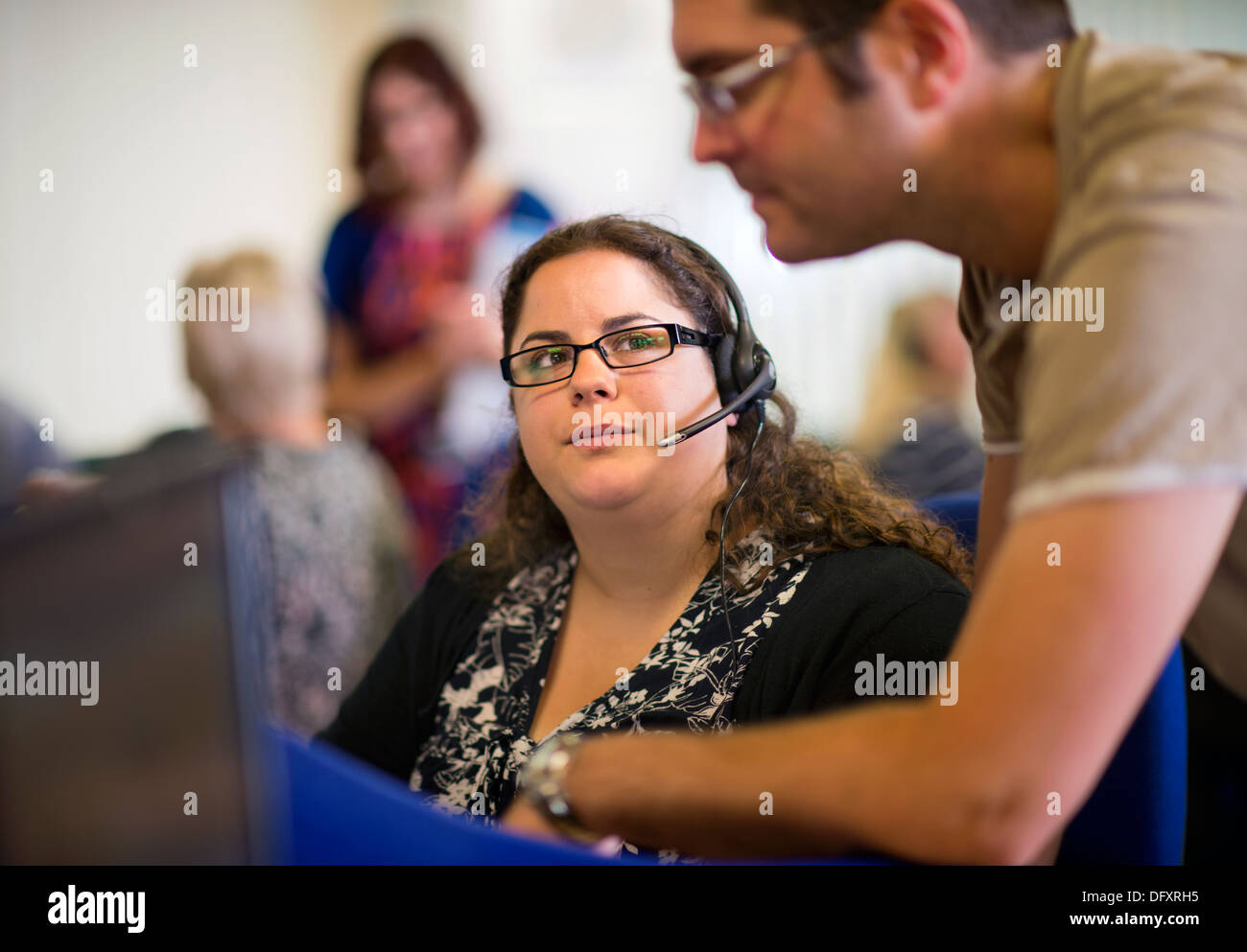 Telefonisten für die Clearing-Helpline an der University of West Of England (UWE Bristol) nehmen Anrufe von hoffnungsvollen stu Stockfoto