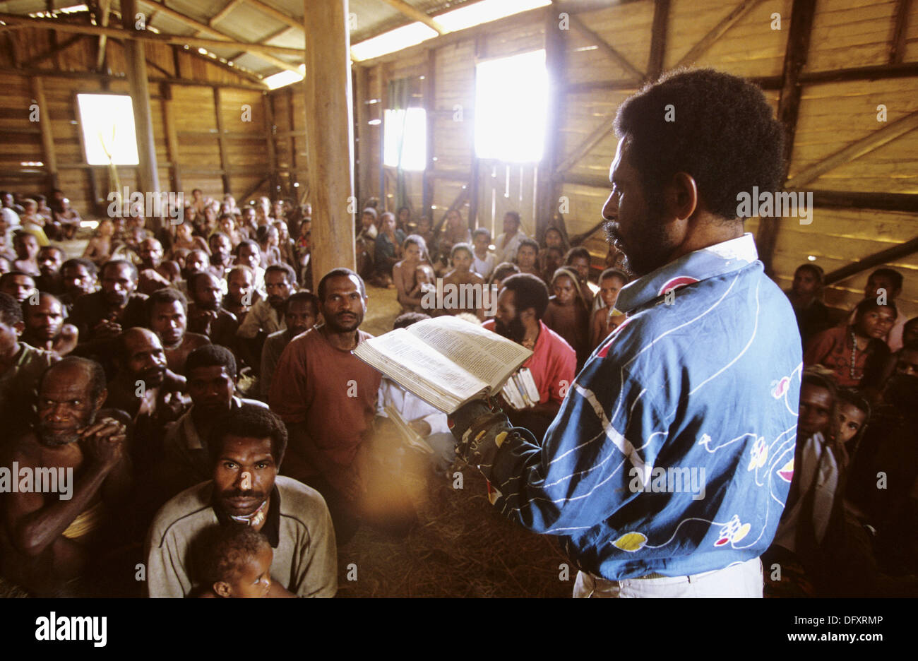 Papua protestantischen Pastor sagen Masse in Uldam Dorf, westliche Papuasia, ehemalige Irian-Jaya, Indonesien Stockfoto