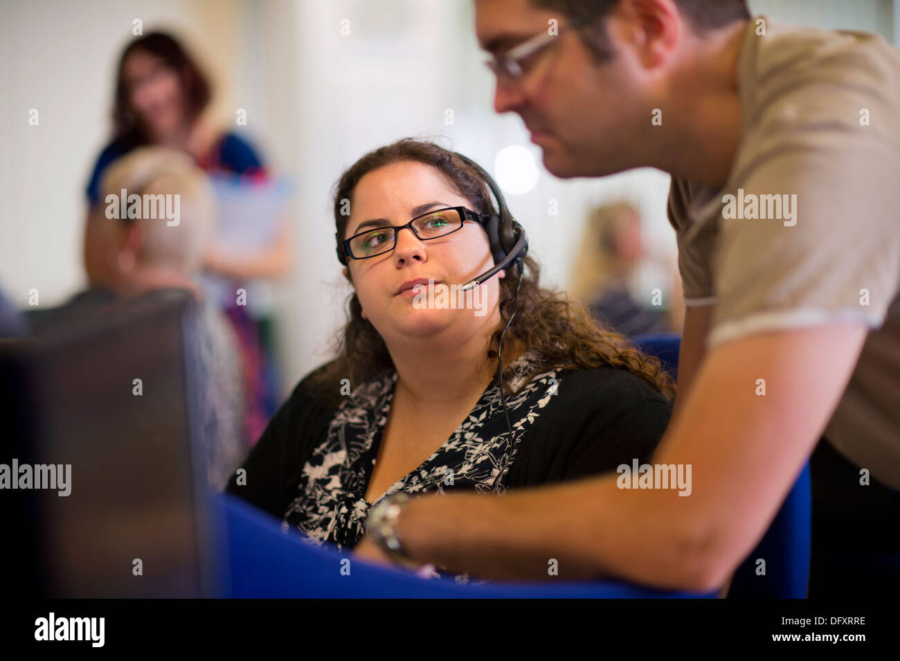 Telefonisten für die Clearing-Helpline an der University of West Of England (UWE Bristol) nehmen Anrufe von hoffnungsvollen stu Stockfoto