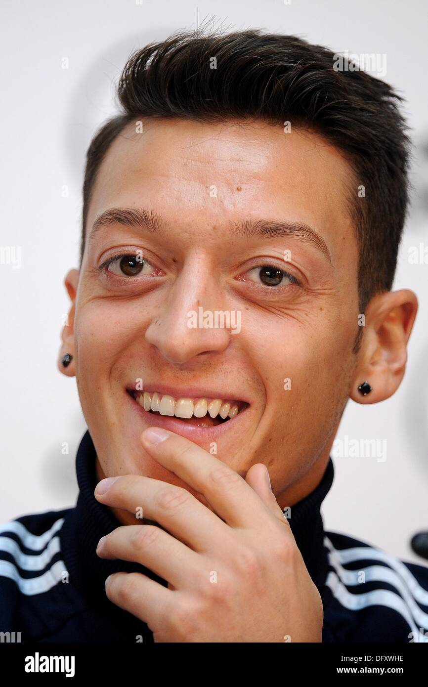 Köln, Deutschland. 10. Oktober 2013. Deutschlands Mesut Özil sitzt während einer Pressekonferenz in Köln, Deutschland, 10. Oktober 2013. Deutschland spielt Irland in das WM-Qualifikationsspiel am 11. Oktober 2013. Foto: MARIUS BECKER/Dpa/Alamy Live News Stockfoto