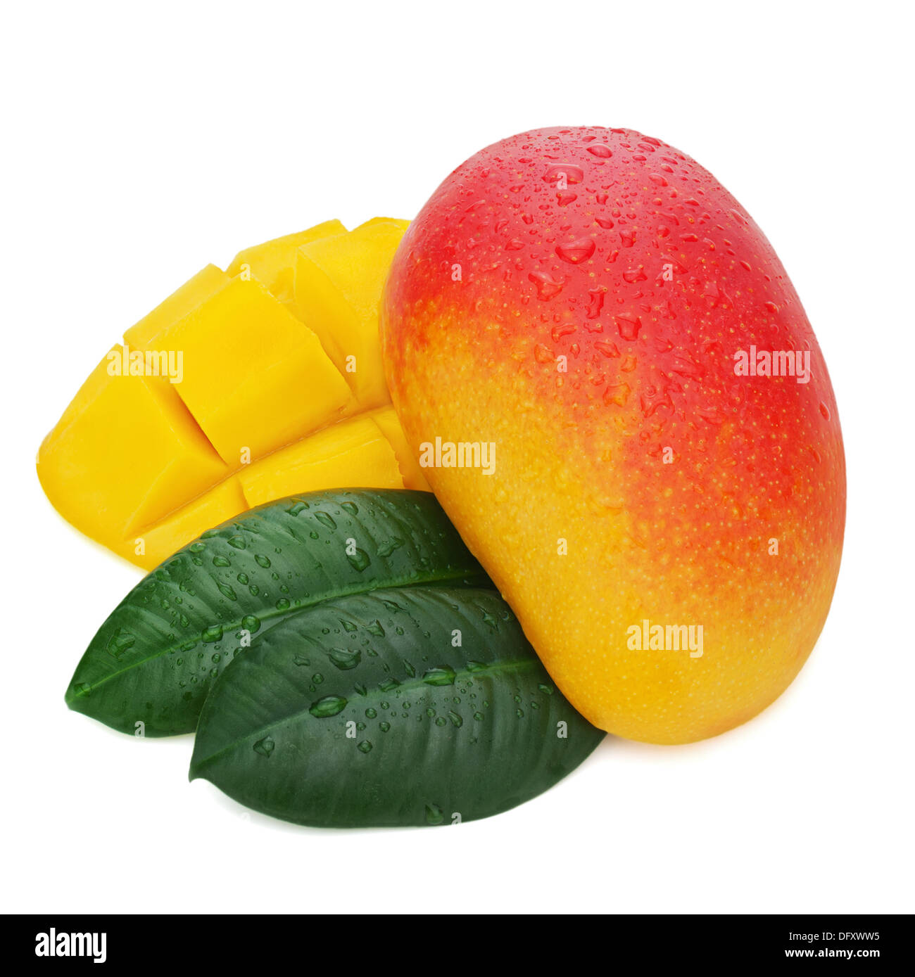 Frische Mango-Frucht mit Schnitt und grünen Blättern isoliert auf weißem Hintergrund. Closeup. Stockfoto