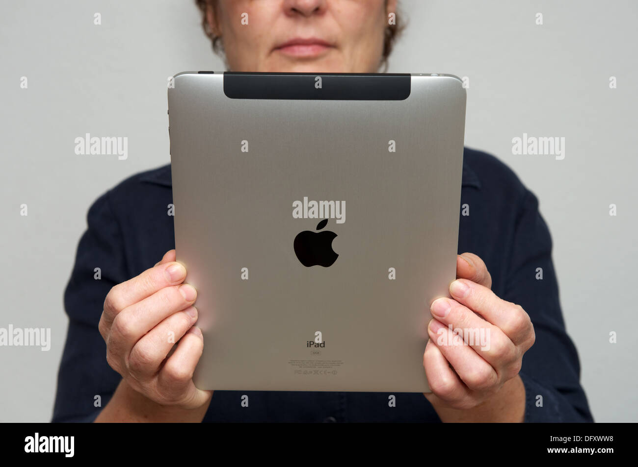 Frau mit einem Apple iPad Tablet-computer Stockfoto