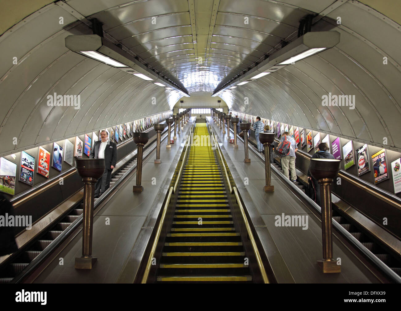 Sehen Sie den Haupttreppenschacht an der U-Bahn-Station St John's Wood in North London, Großbritannien. Passagiere, die nach oben (rechts) und unten (links) fahren. Stockfoto