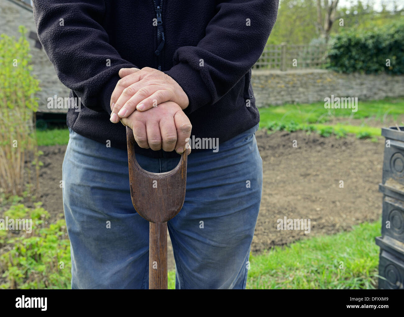Mann auf einer Zuteilung, die für den Anbau vorbereitet wurde. Oxfordshire, England, Großbritannien Stockfoto