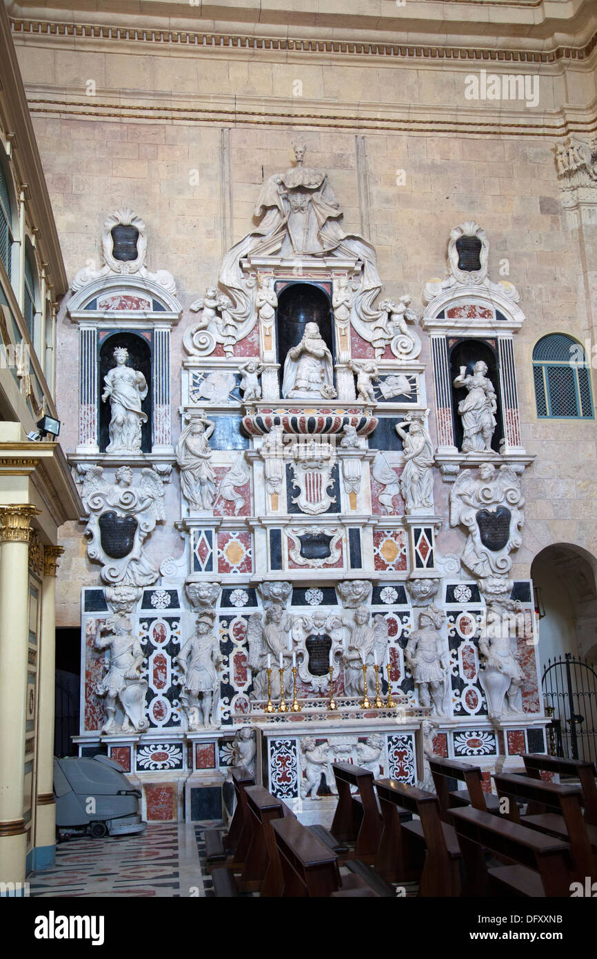 Cagliari Innenausstattung der Kathedrale in Cagliari - Mausoleum von Martin i. von Sizilien im linken Querschiff - Sardinien Stockfoto