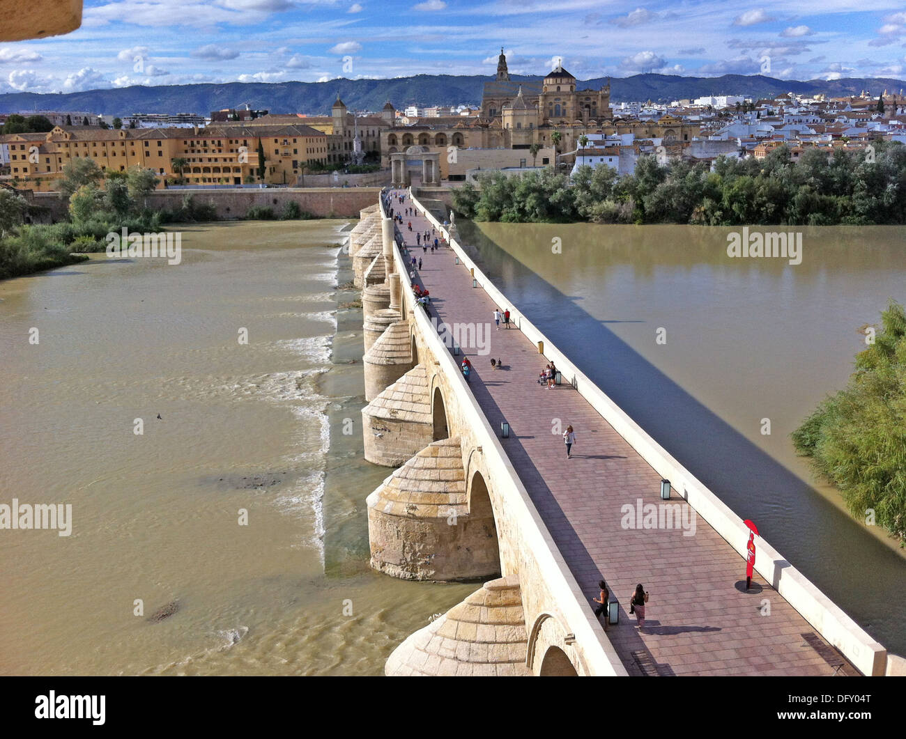 Córdoba, Andalusien, Spanien. Römische Brücke führt über den Guadalquivier-Fluss in Richtung der Kathedrale. Foto Tony Gale Stockfoto
