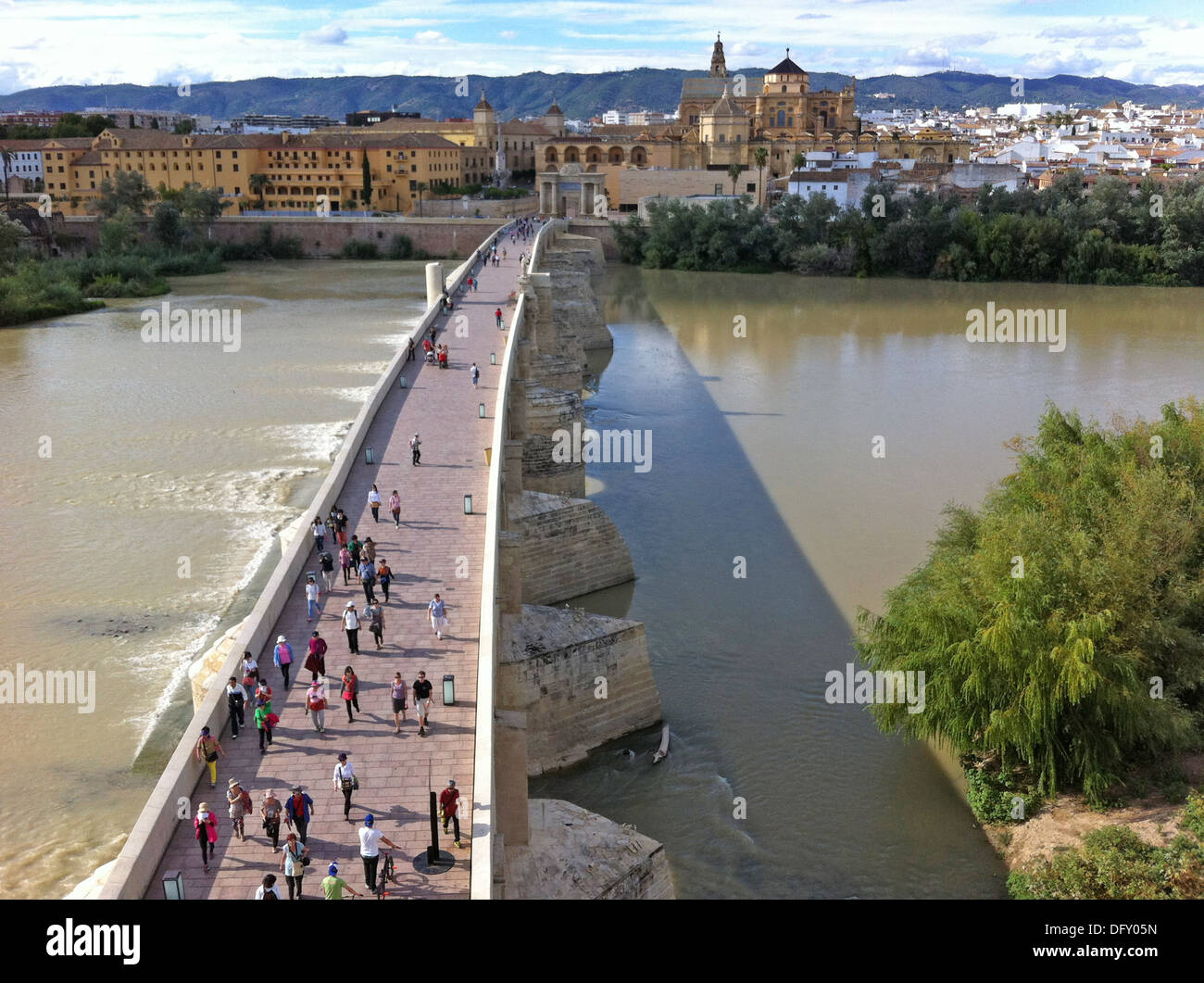 Córdoba, Andalusien, Spanien. Römische Brücke führt über den Guadalquivier-Fluss in Richtung der Kathedrale. Foto Tony Gale Stockfoto