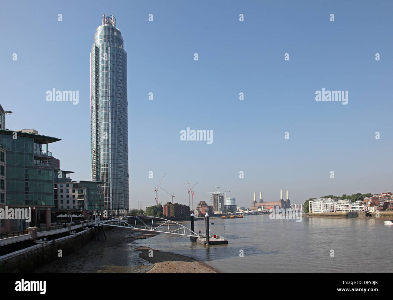 Der Turm bei Vauxhall, London. Eine neue, 50 Stock Luxus-Appartementhaus an der Themse. Battersea Power Station im Hintergrund Stockfoto