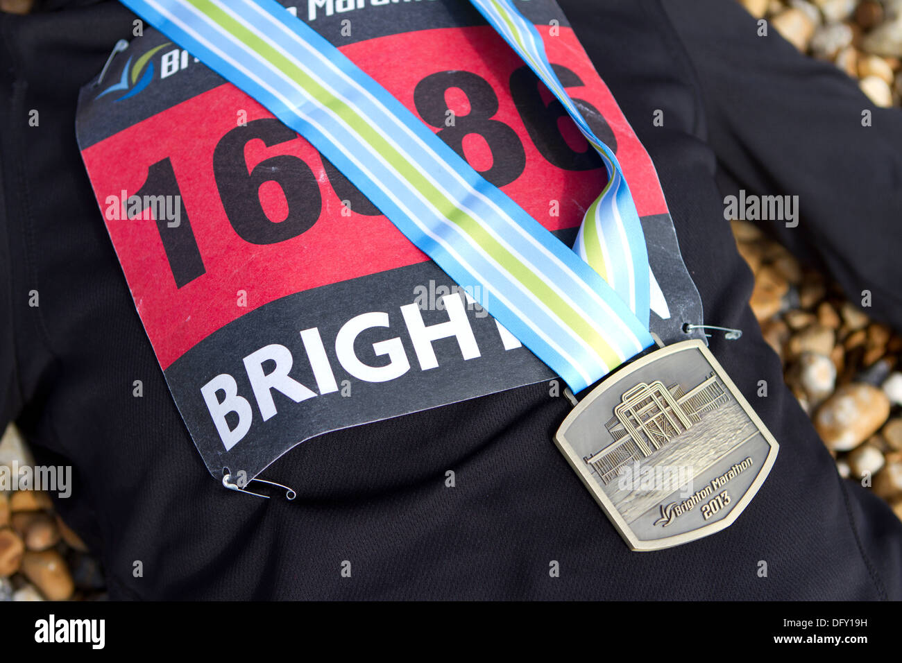 Brighton Marathon Rennen Startnummer und Finisher Medaille. Stockfoto