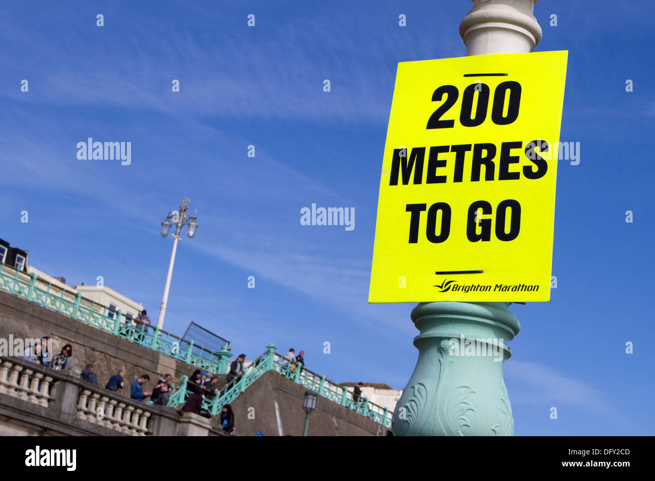 So nah.  200 m zum Ende des Brighton Marathon gehen. Stockfoto