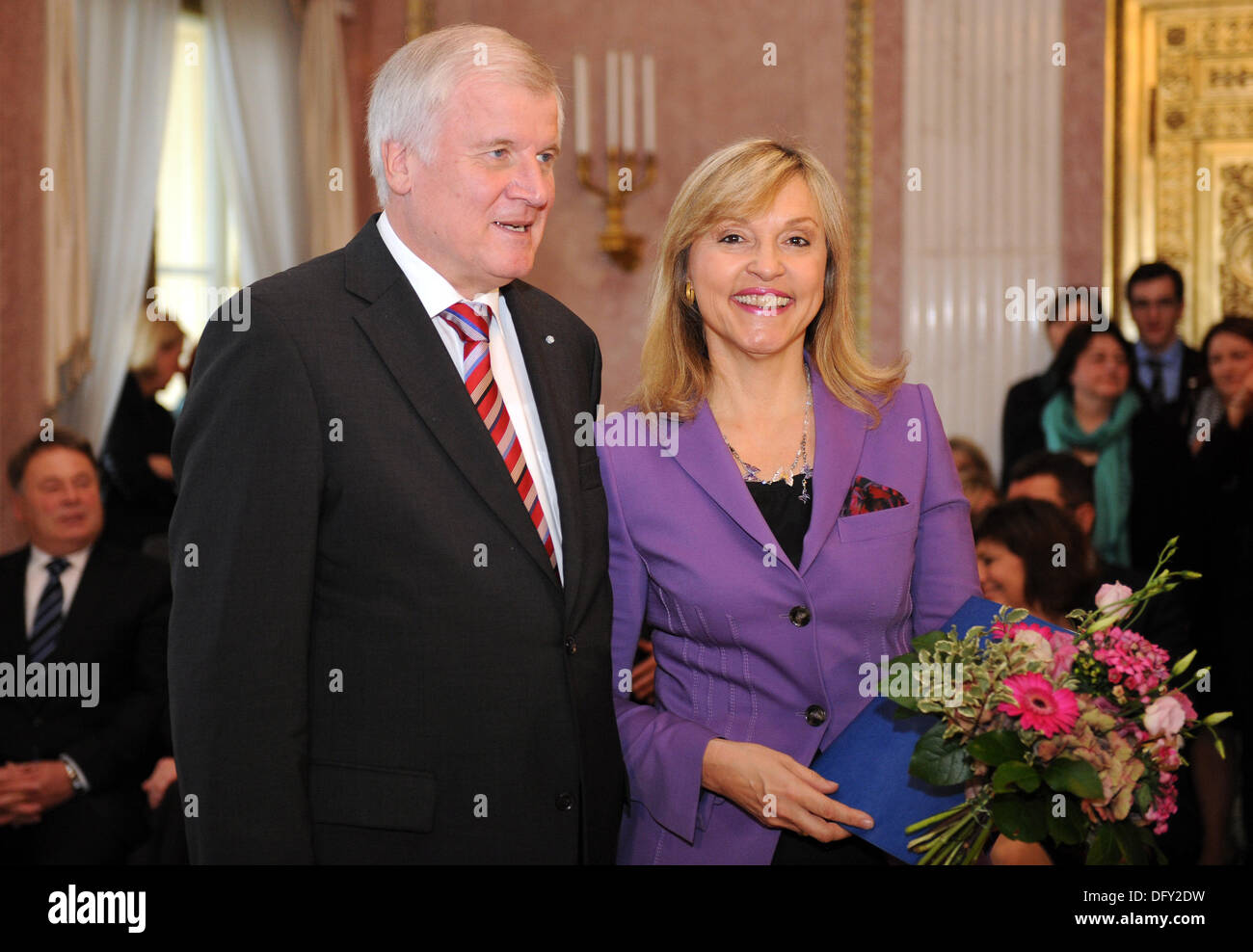 München, Deutschland. 10. Oktober 2013. Premier von Bayern Horst Seehofer (L) übergibt das Zertifikat des Büros an die neuen EU-Minister Beate Merk am Prinz-Carl-Palais in München, Deutschland, 10. Oktober 2013. Foto: ANDREAS GEBERT/Dpa/Alamy Live-Nachrichten Stockfoto