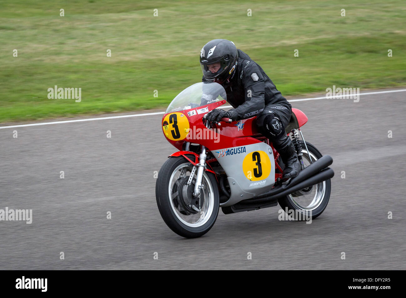 Brian Richards auf die 1964 MV Agusta 500/3 an der 2013 Goodwood Revival, Sussex, UK. Barry Sheene Memorial Trophy. Stockfoto