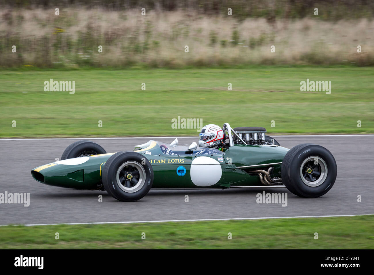 1964-Lotus 33 mit Fahrer Richard Mille bei 2013 Goodwood Revival, Sussex, UK. Jim Clarke-Tribut-Parade. Stockfoto