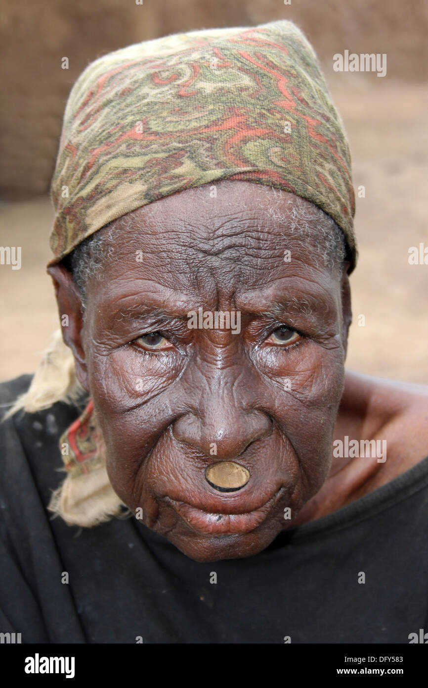 Ältere Frau der Lobi ethnische Gruppe mit traditionellen Lippe Stecker Stockfoto