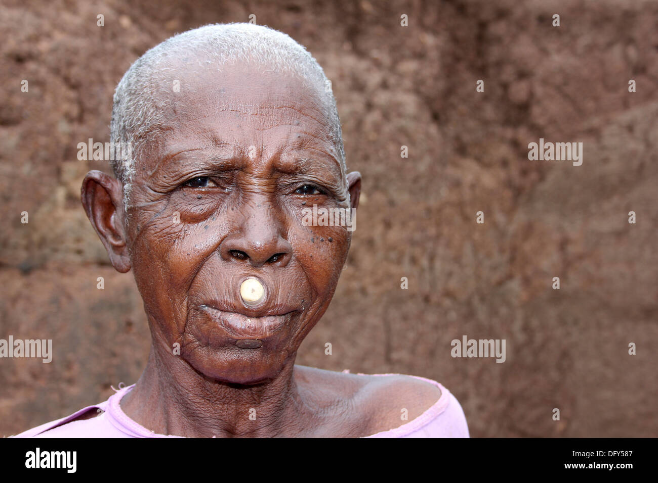 Ältere Frau der Lobi ethnische Gruppe mit traditionellen Lippe Stecker Stockfoto