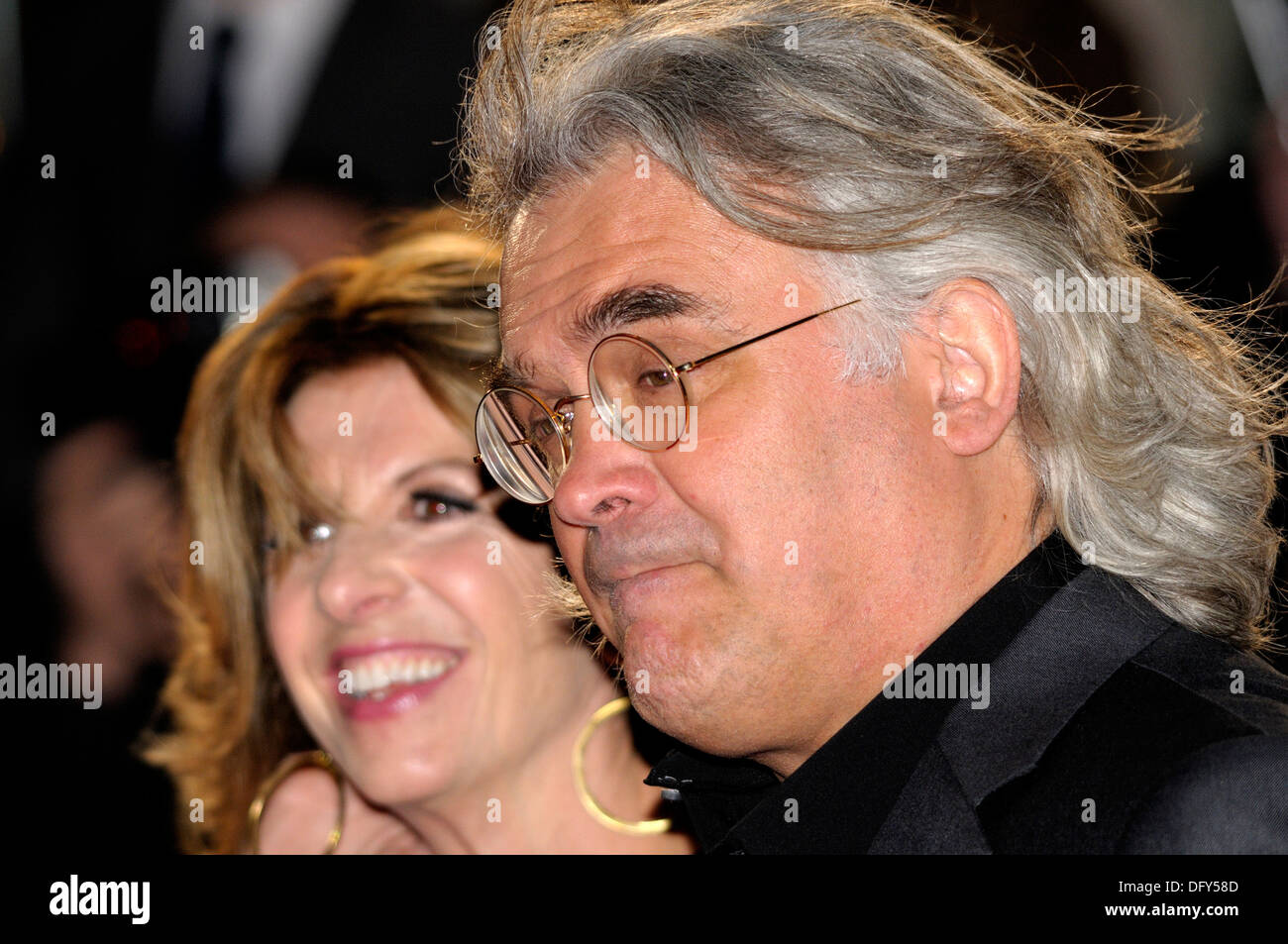 Paul Greengrass (Regie) mit Frau Joanna auf der Gala-Premiere von "Kapitän Phillips', London, 9. Oktober 2013 Stockfoto