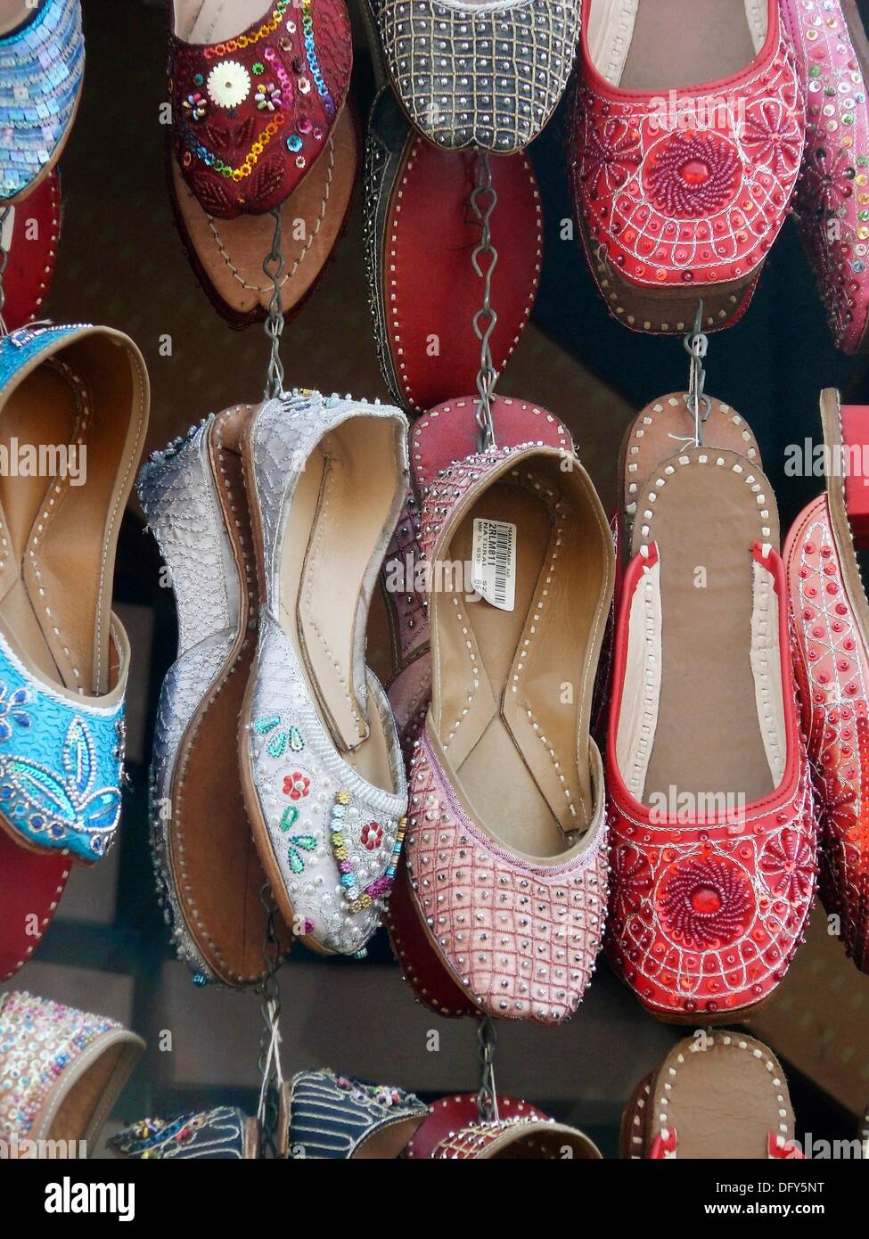 Traditionelle Lederschuhe auf dem Display vor einem Geschäft Traditionelle Lederschuhe auf dem Display vor einem Geschäft