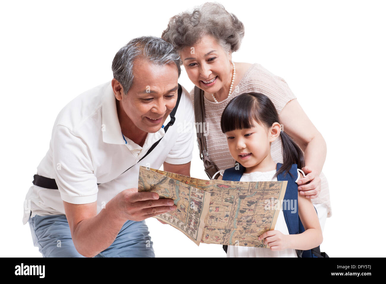 Glückliche Großeltern und Enkelin mit Karte Stockfoto
