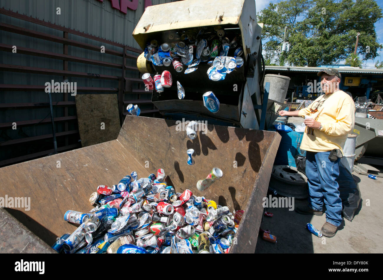 Männliche Mitarbeiter nutzt Maschine, Aluminiumdosen in einem Metall-recycling-Unternehmen in Texas zu zerquetschen Stockfoto